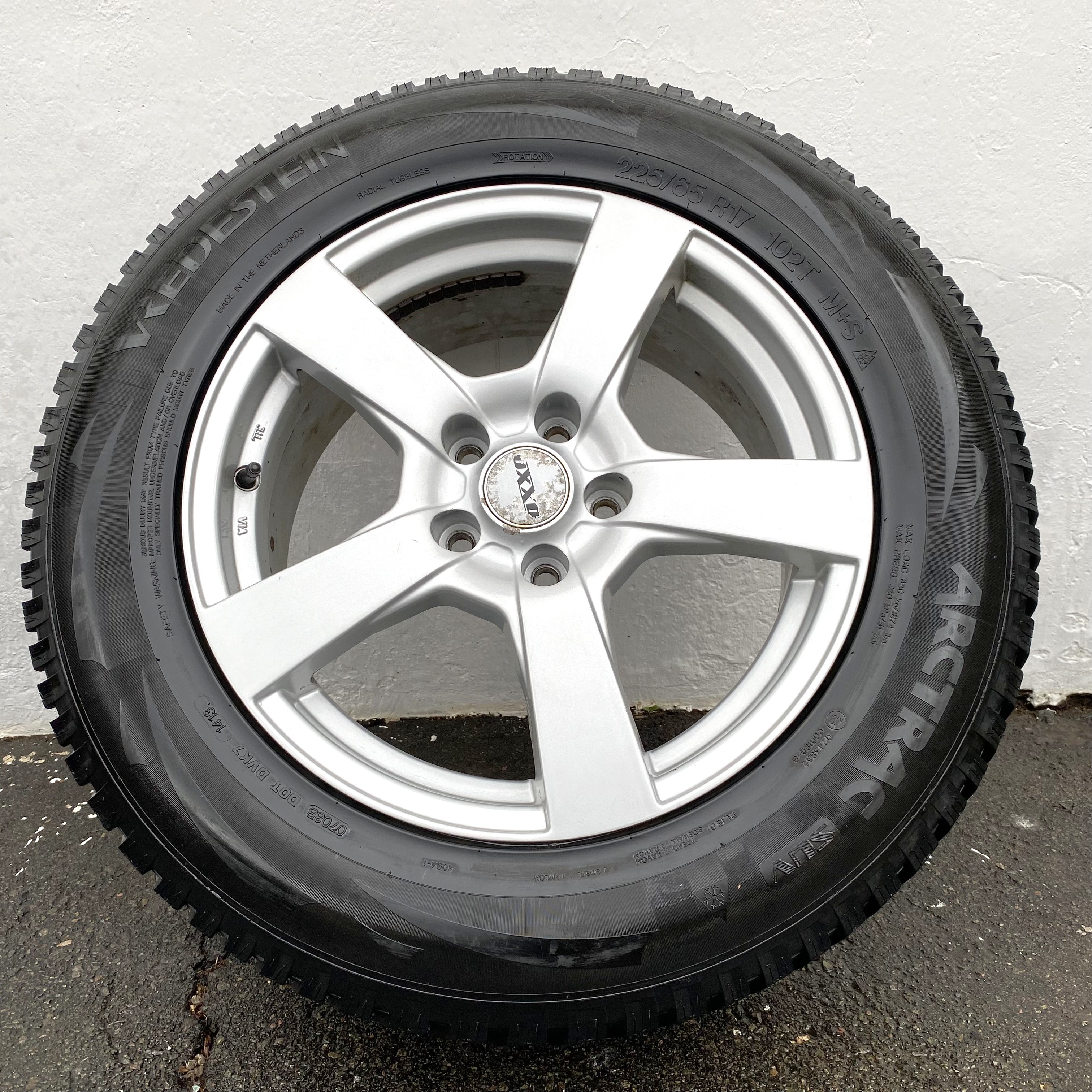 Kompletta Vinterhjul DUBB | 17" OXXO | 5x114.3 7.5x17 ET47 64.1 +  225/65 R17 102T Vredestein Arctrac SUV | V14-2013 | 5mm | 4.5mm | 4.5mm | 4.5mm - 8