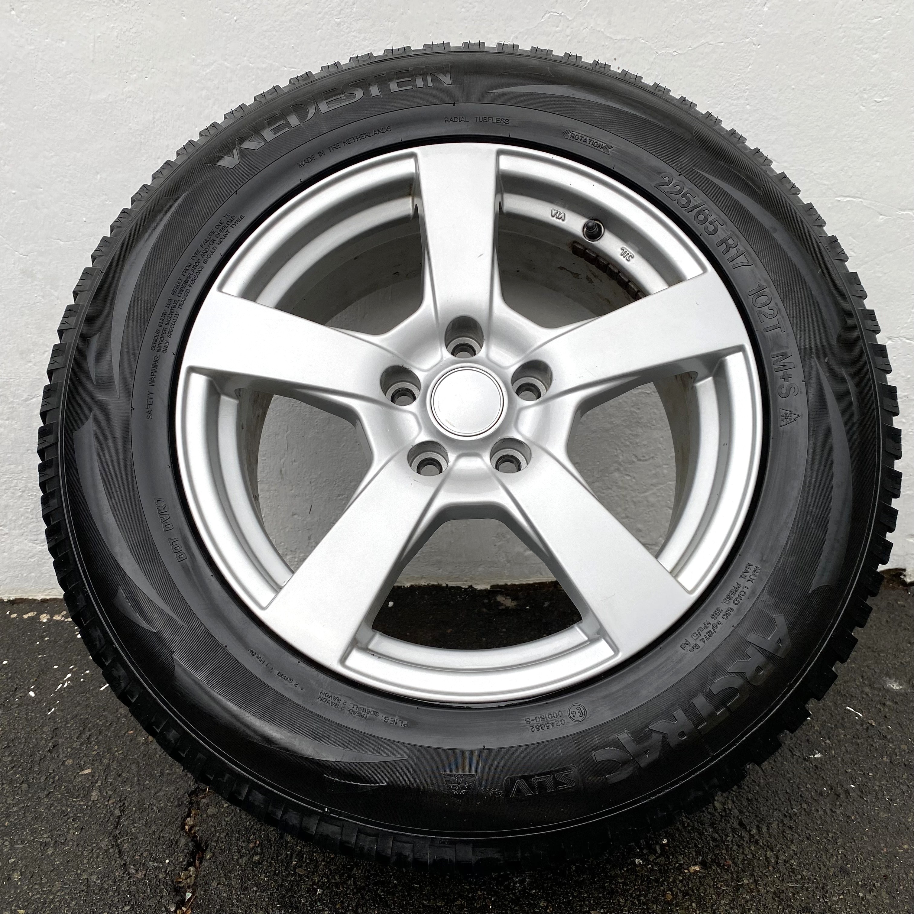 Kompletta Vinterhjul DUBB | 17" OXXO | 5x114.3 7.5x17 ET47 64.1 +  225/65 R17 102T Vredestein Arctrac SUV | V14-2013 | 5mm | 4.5mm | 4.5mm | 4.5mm - 14
