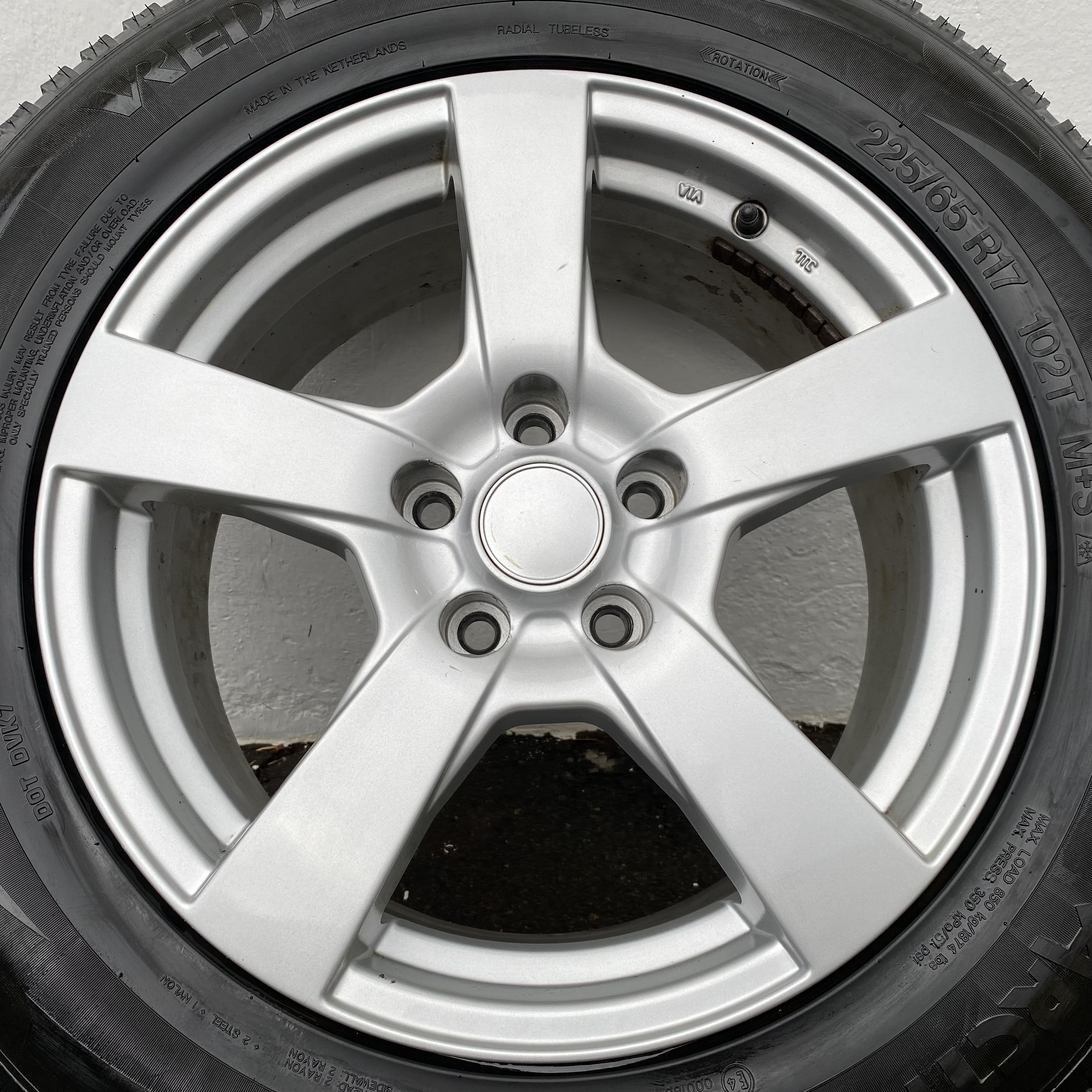 Kompletta Vinterhjul DUBB | 17" OXXO | 5x114.3 7.5x17 ET47 64.1 +  225/65 R17 102T Vredestein Arctrac SUV | V14-2013 | 5mm | 4.5mm | 4.5mm | 4.5mm - 15