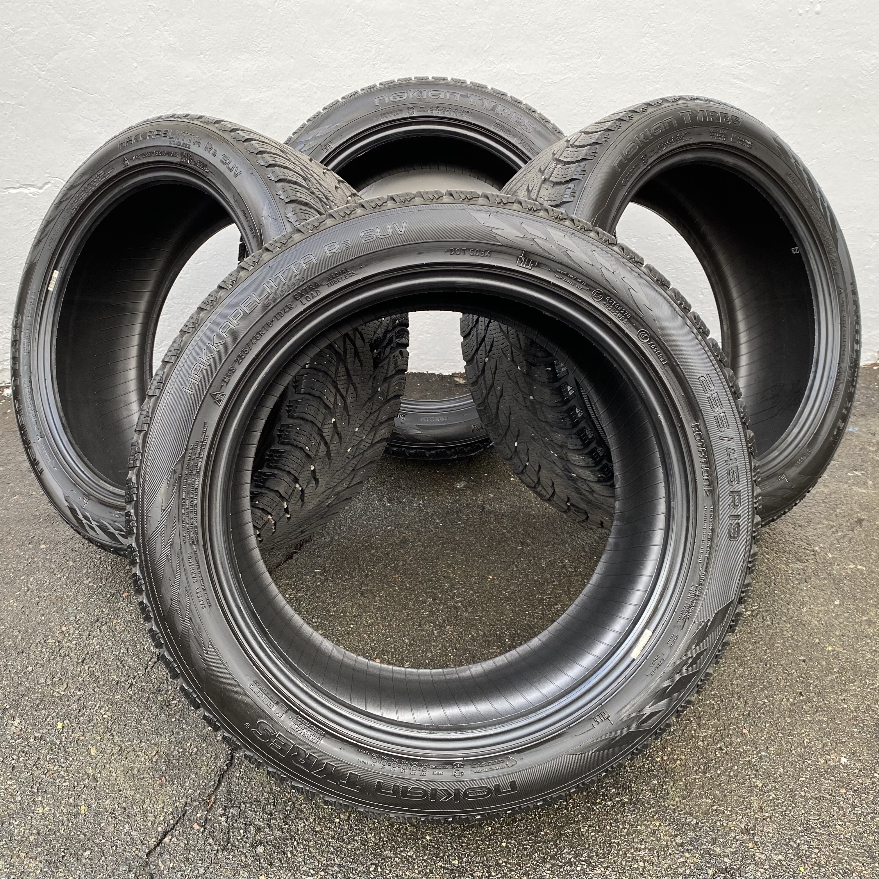 19" BEGAGNADE VINTERDÄCK M+S | 4 st 255/45 R19 104R XL Nokian Hakkapeliitta R3 Suv | V47-2021 | 8mm | 7.6mm | 6.4mm | 6.4mm