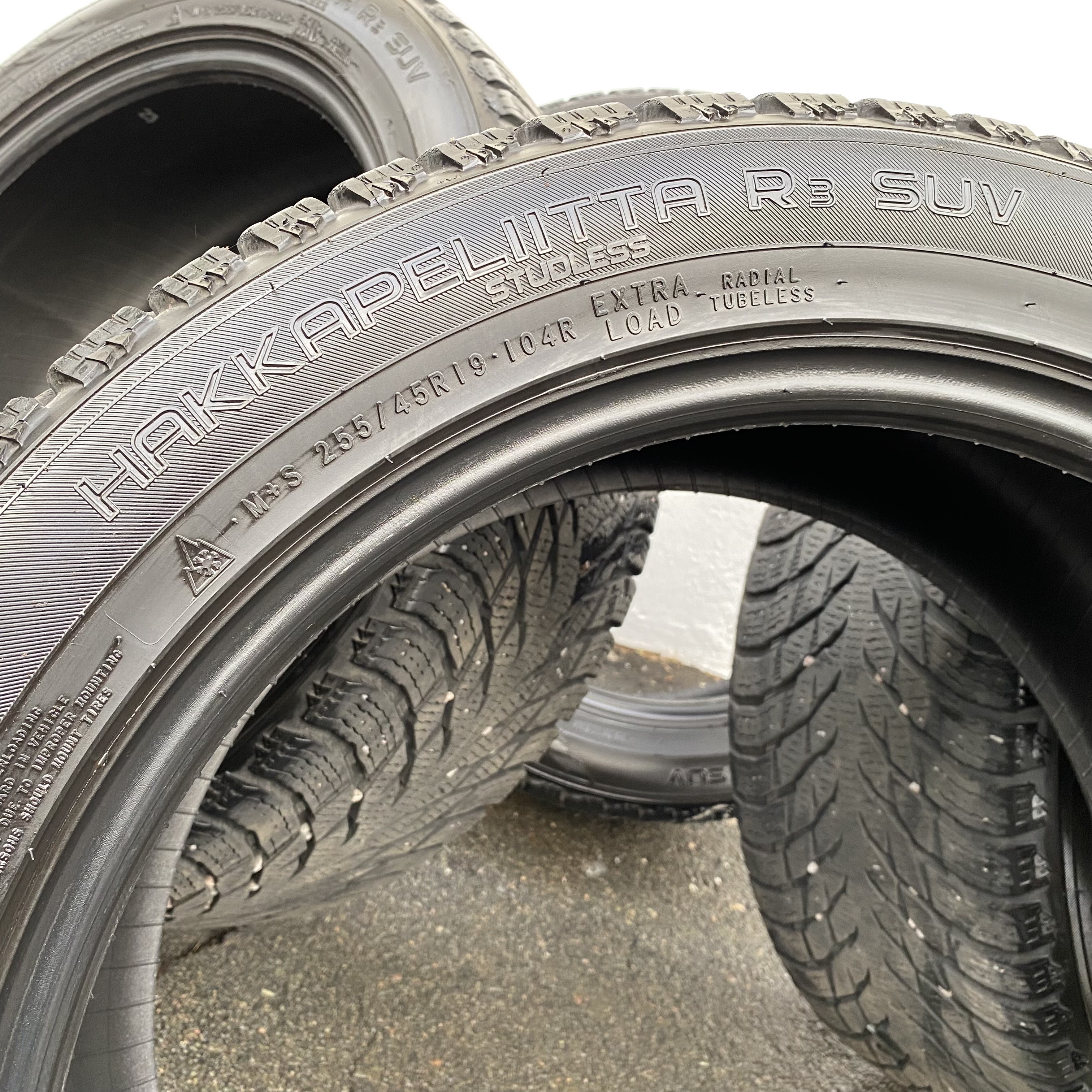 19" BEGAGNADE VINTERDÄCK M+S | 4 st 255/45 R19 104R XL Nokian Hakkapeliitta R3 Suv | V47-2021 | 8mm | 7.6mm | 6.4mm | 6.4mm - 6