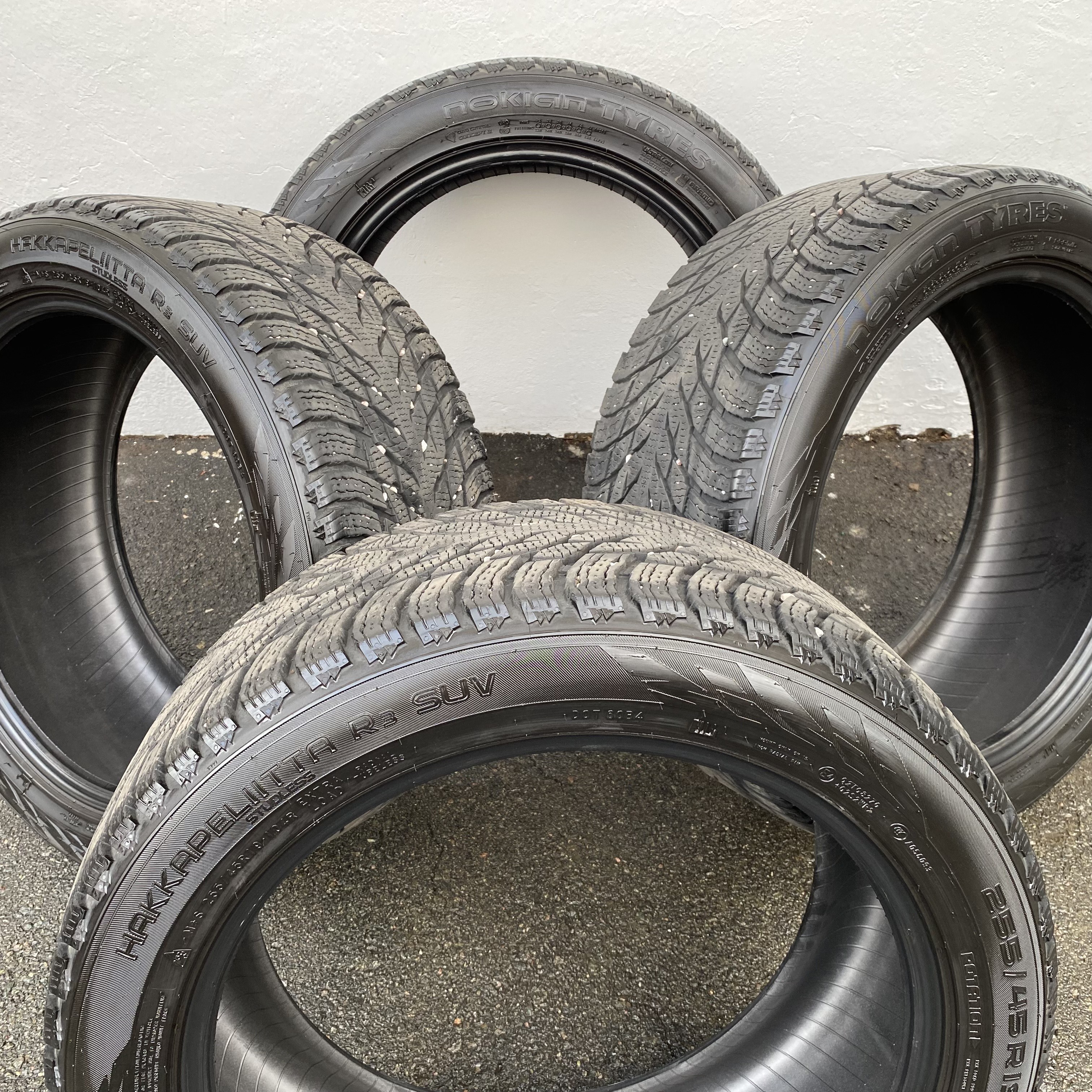 19" BEGAGNADE VINTERDÄCK M+S | 4 st 255/45 R19 104R XL Nokian Hakkapeliitta R3 Suv | V47-2021 | 8mm | 7.6mm | 6.4mm | 6.4mm - 2