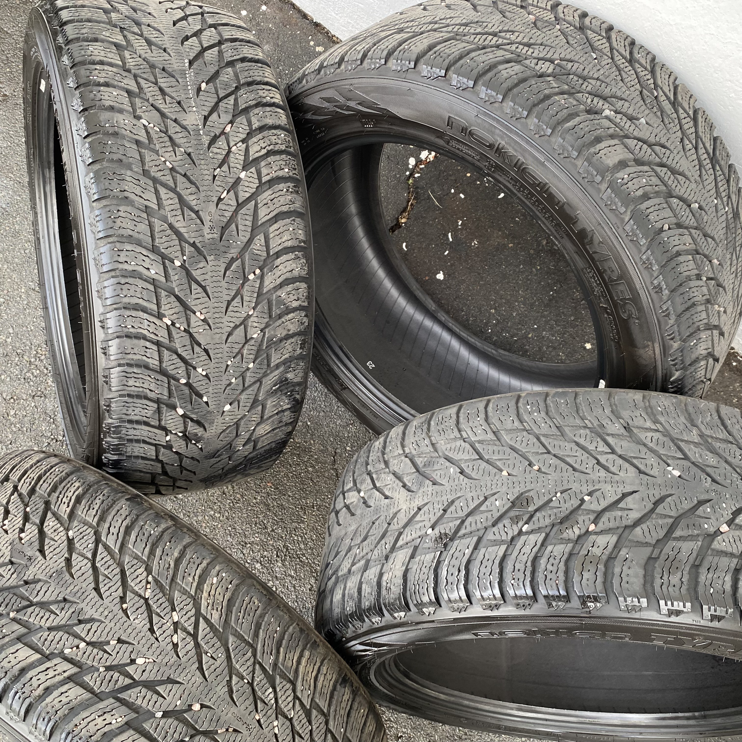 19" BEGAGNADE VINTERDÄCK M+S | 4 st 255/45 R19 104R XL Nokian Hakkapeliitta R3 Suv | V47-2021 | 8mm | 7.6mm | 6.4mm | 6.4mm - 4