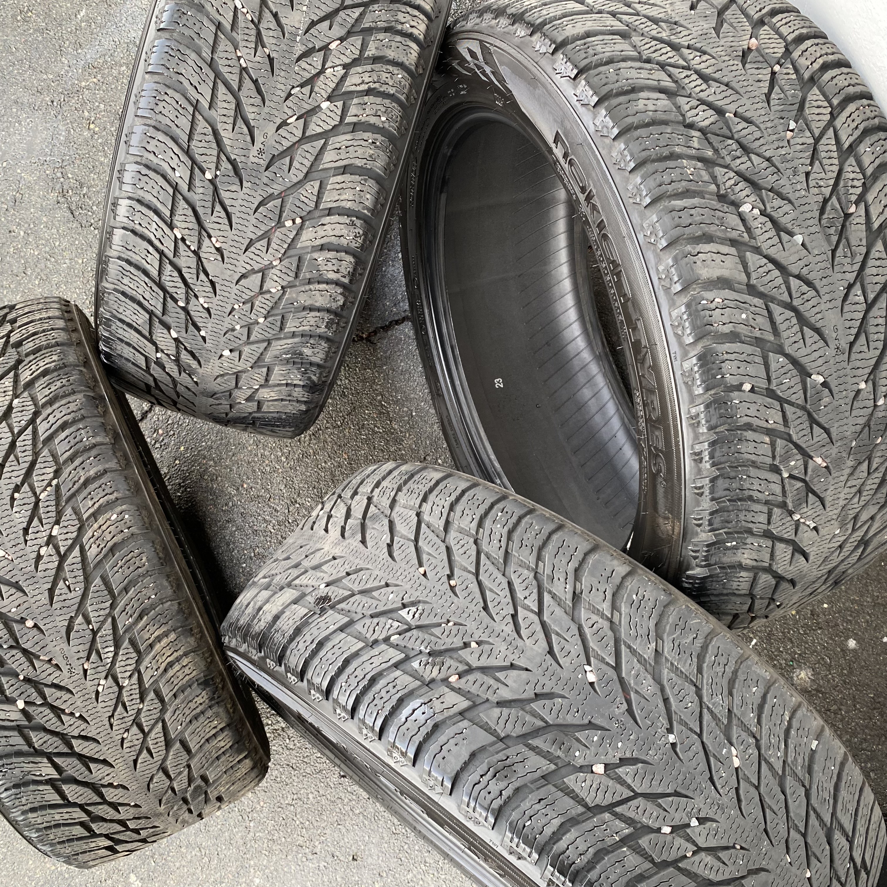 19" BEGAGNADE VINTERDÄCK M+S | 4 st 255/45 R19 104R XL Nokian Hakkapeliitta R3 Suv | V47-2021 | 8mm | 7.6mm | 6.4mm | 6.4mm - 5
