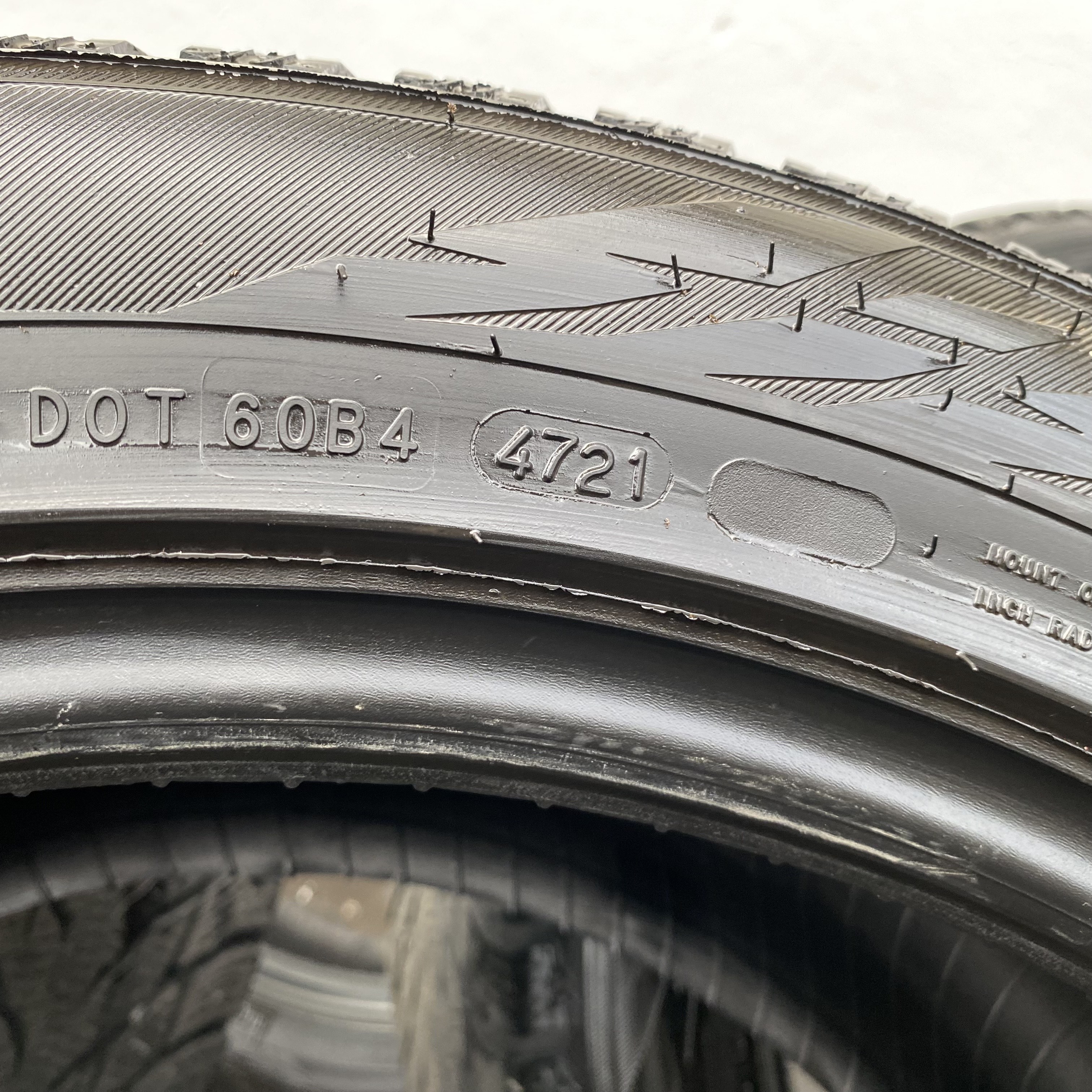 19" BEGAGNADE VINTERDÄCK M+S | 4 st 255/45 R19 104R XL Nokian Hakkapeliitta R3 Suv | V47-2021 | 8mm | 7.6mm | 6.4mm | 6.4mm - 8
