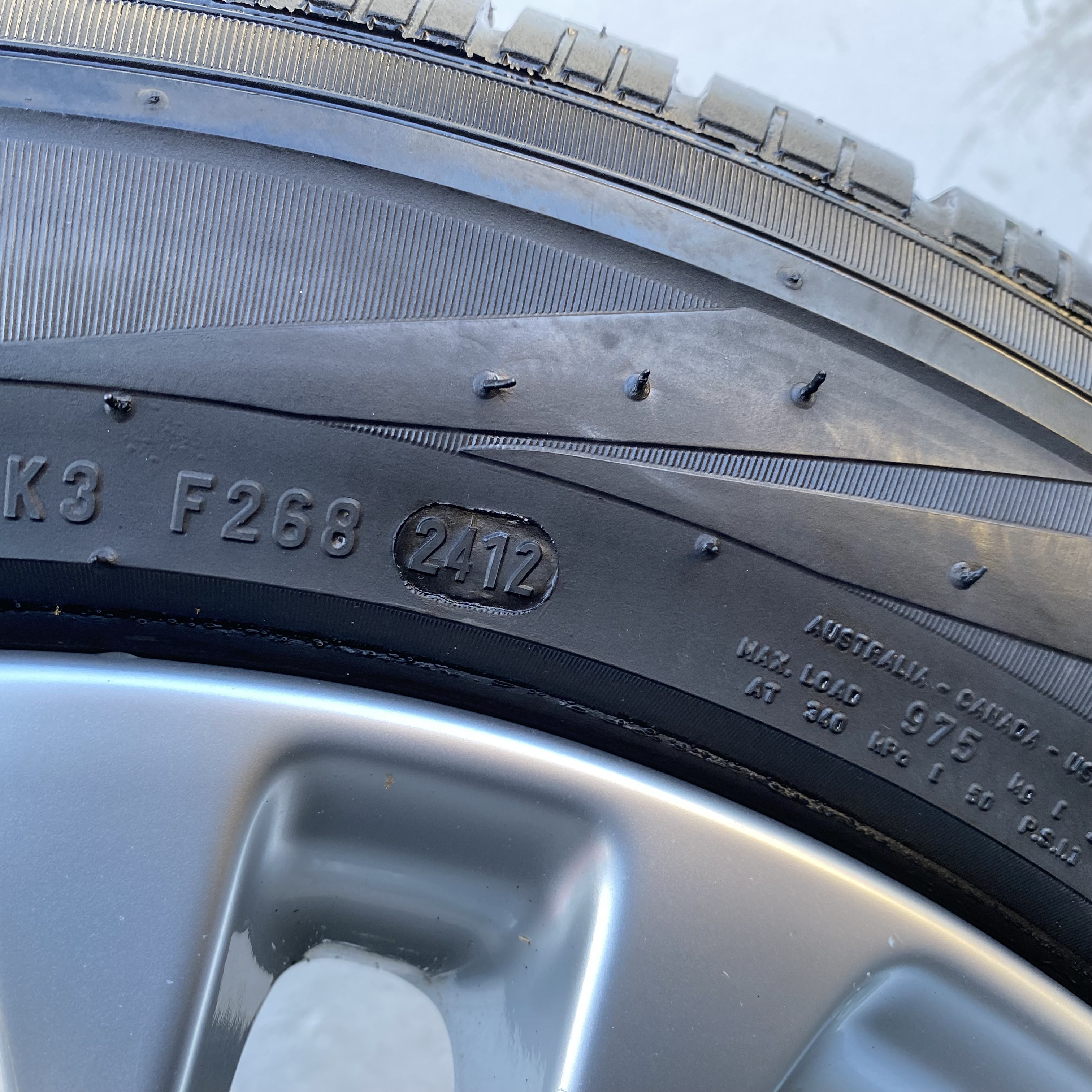Kompletta Vinterhjul M+S | 18" VOLVO XC60 31341743 | 5x108 7.5x18 ET55 63.4 + 235/60 R18 107H Pirelli Scorpion Ice Snow | V24-2012 | 4.3mm | 3.9mm | 3.7mm | 2.8mm - 18