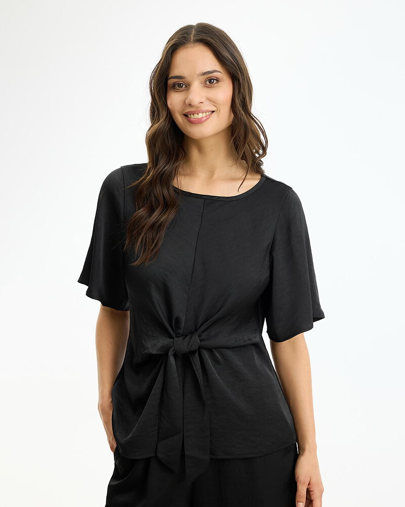 Blus Faye knut fram glansig svart