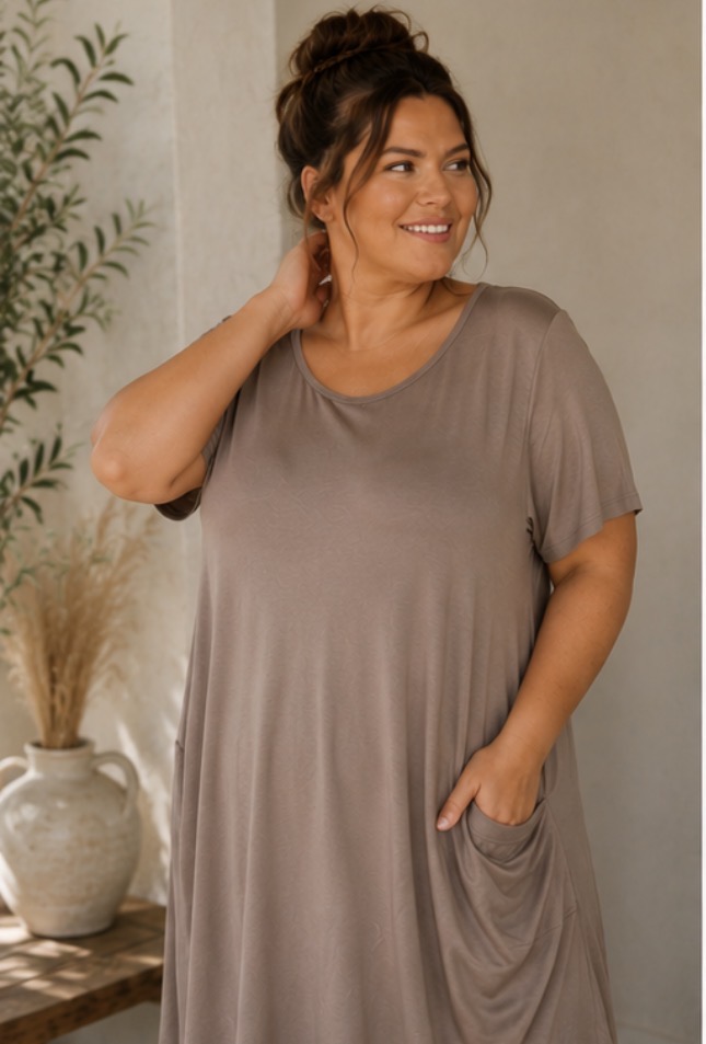 Klänning med kort ärm och fickor, taupe  - 2
