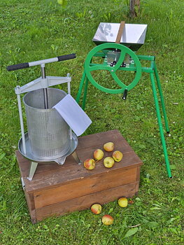  frugtpresse Hobby 18l rustfrit  med filter og manuel frugtkværn Hobby 9l med støtteben