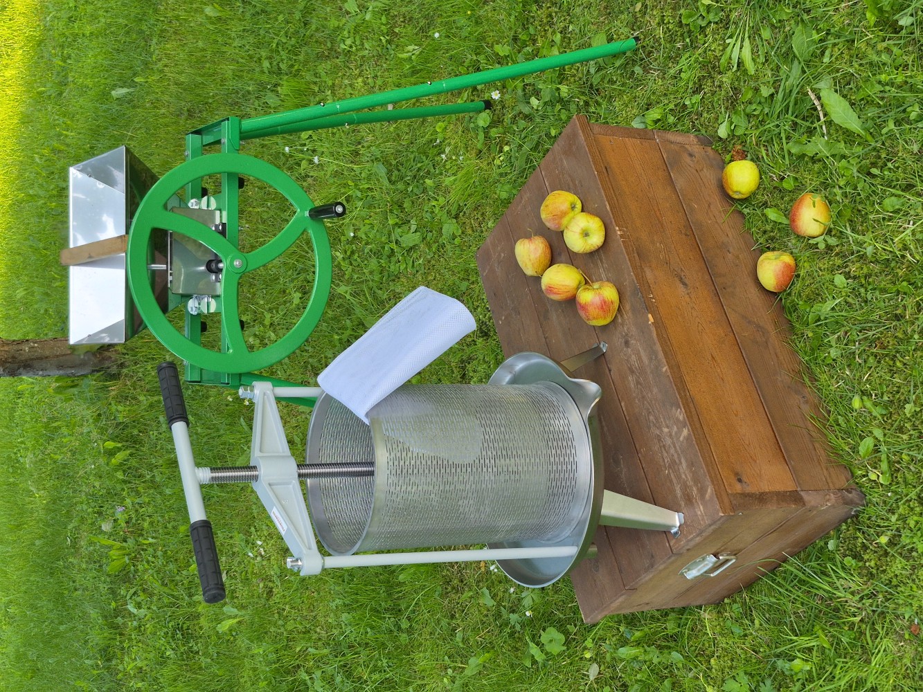  frugtpresse Hobby 18l rustfrit  med filter og manuel frugtkværn Hobby 9l med støtteben - 3