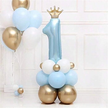 Ballongpelare till 1-årskalas med blå, vita och guldfärgade ballonger samt sifferballong 1 med krona