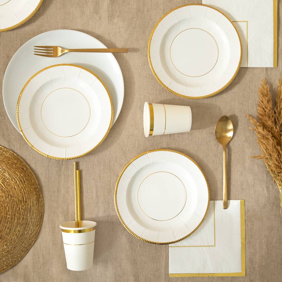Elegant dukning med vita servetter och guldkant