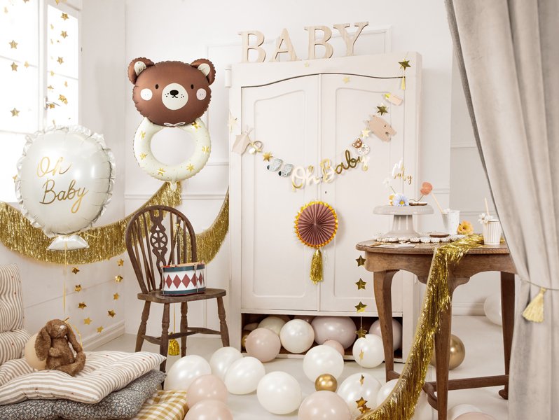 Stor folieballong teddybjörn skallra i babyshowerdekoration med ballonger och gulddetaljer
