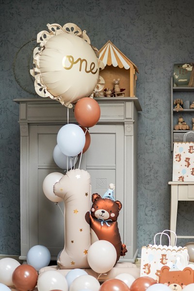 Folieballong One med volang som dekoration till första födelsedagen i Teddy Bear-tema