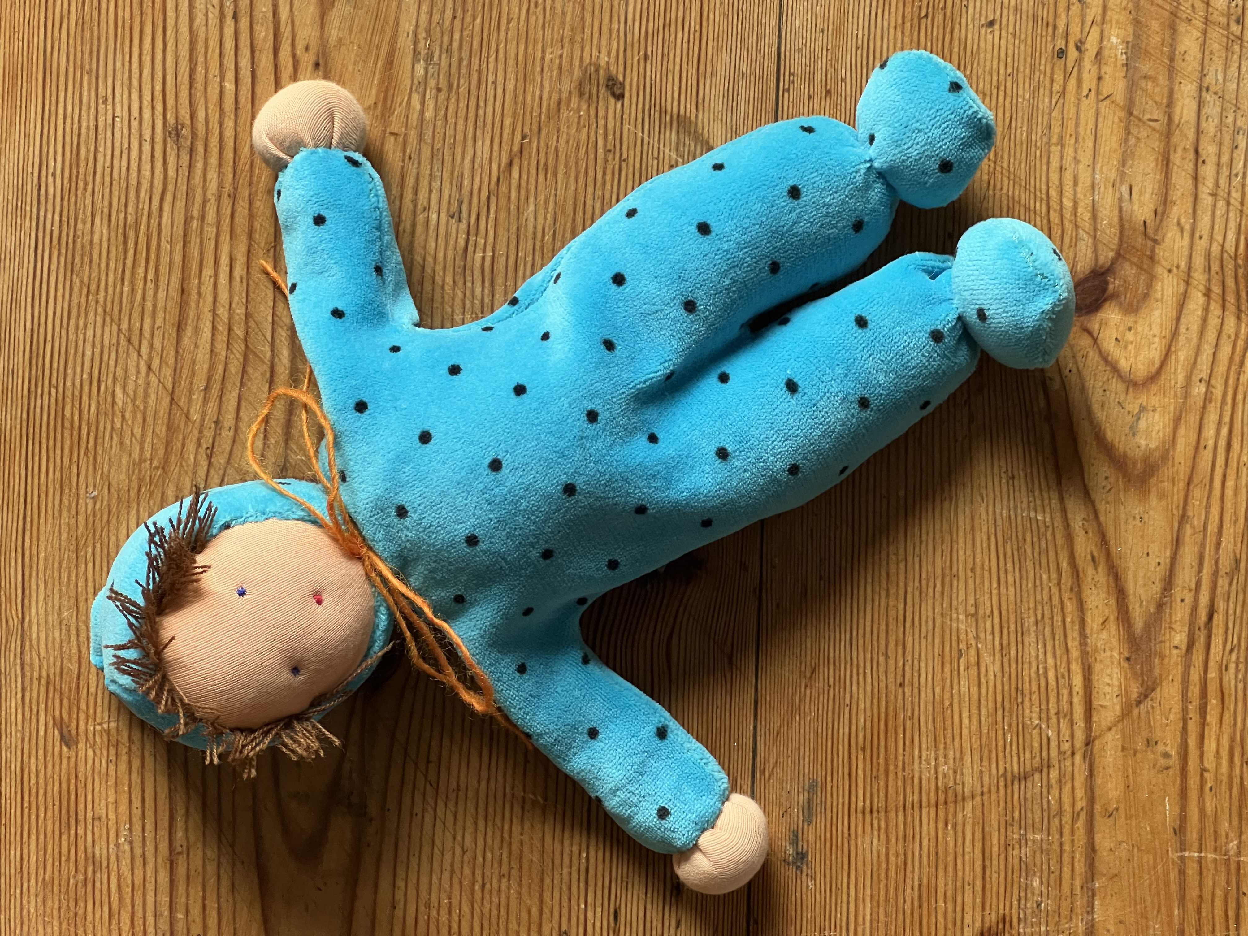 Waldorfdocka - handgjord overalldocka KoKoBello - Kid 27 cm - 4