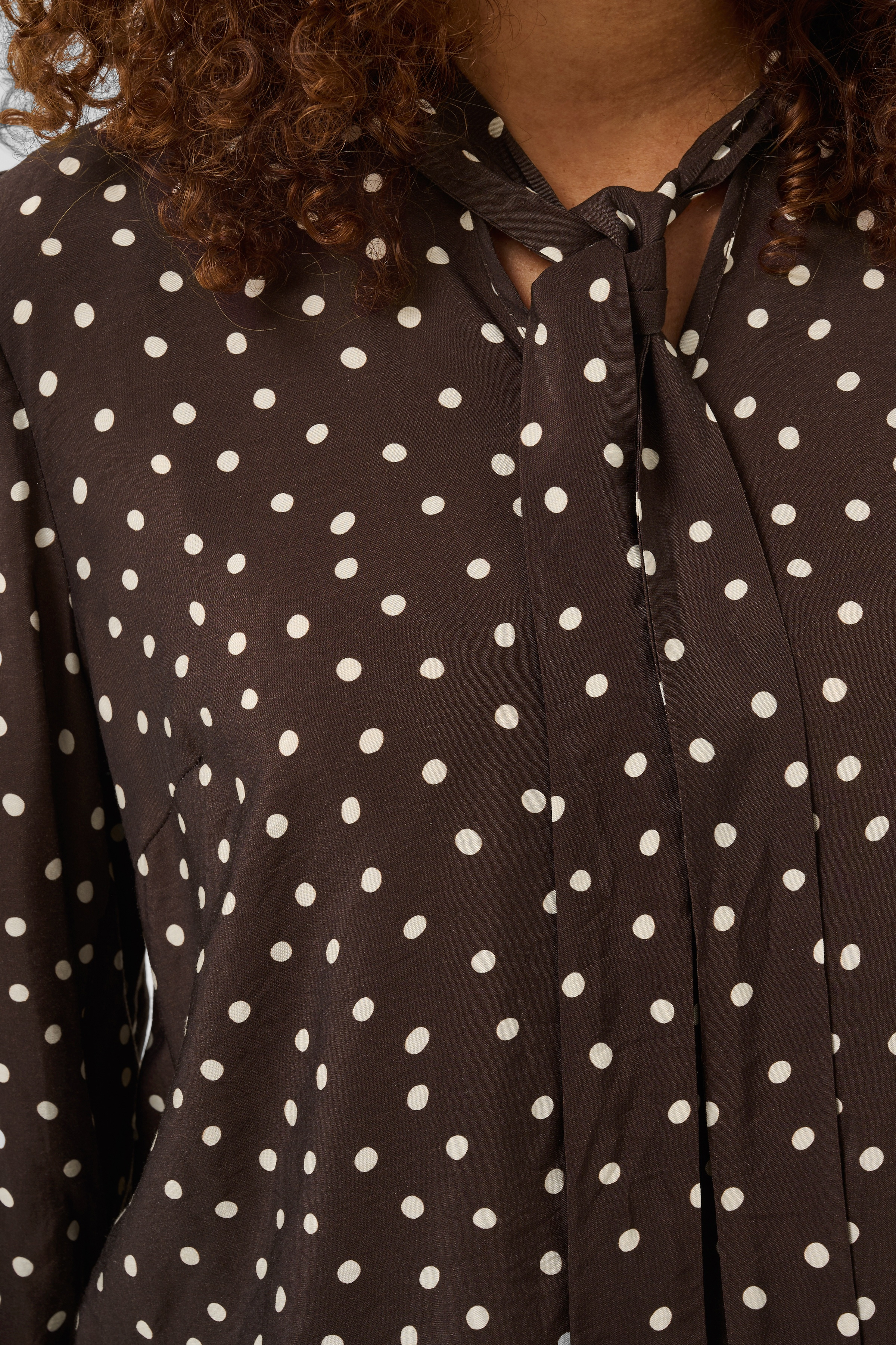 KAdotte Blouse Coffe Bean Prickig Blus med knyt - 3