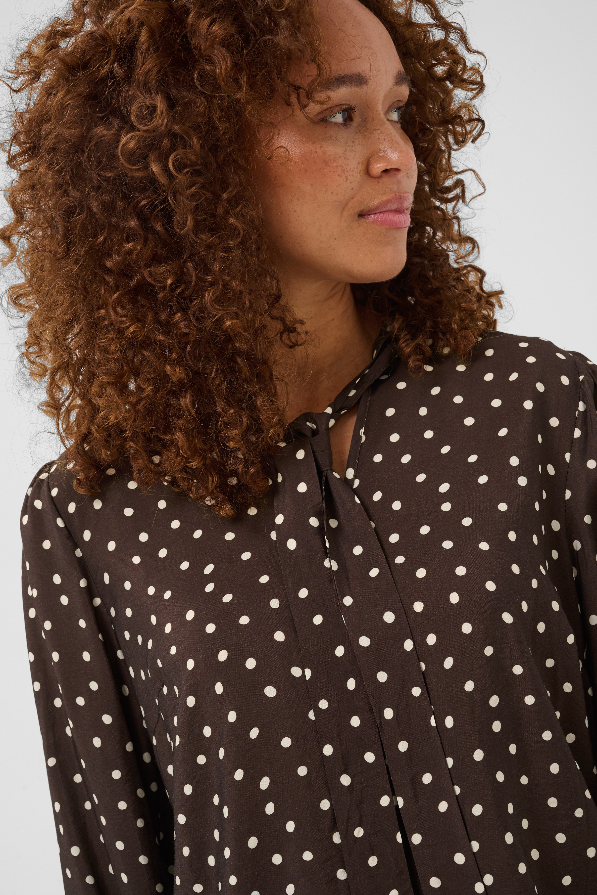 KAdotte Blouse Coffe Bean Prickig Blus med knyt - 4