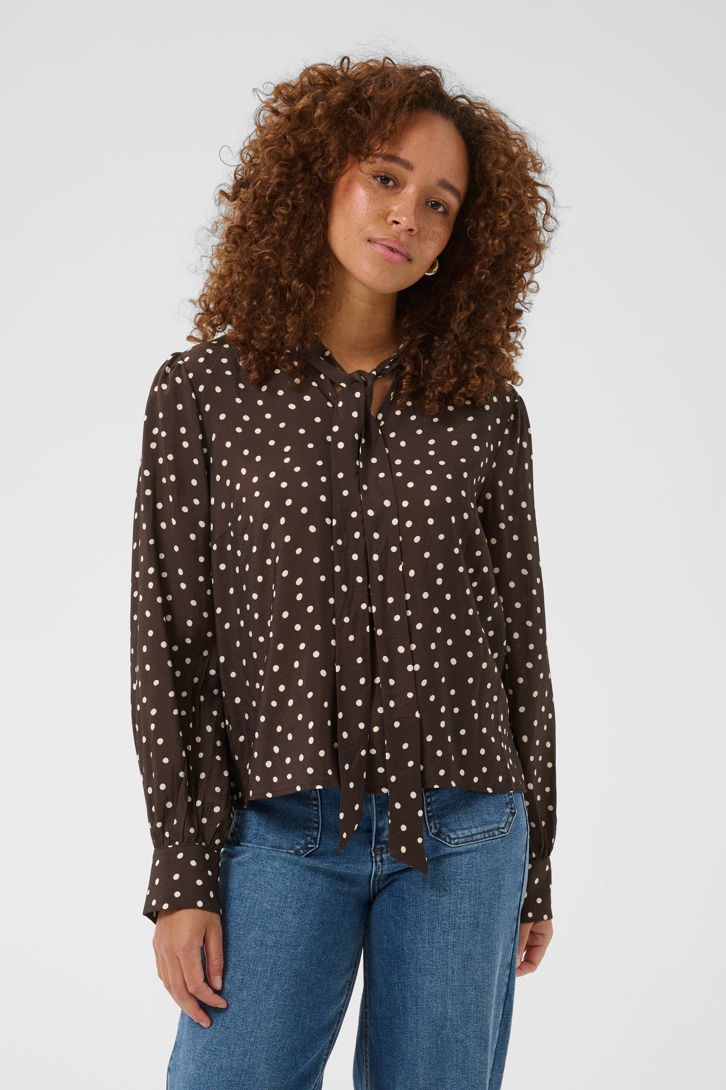 KAdotte Blouse Coffe Bean Prickig Blus med knyt
