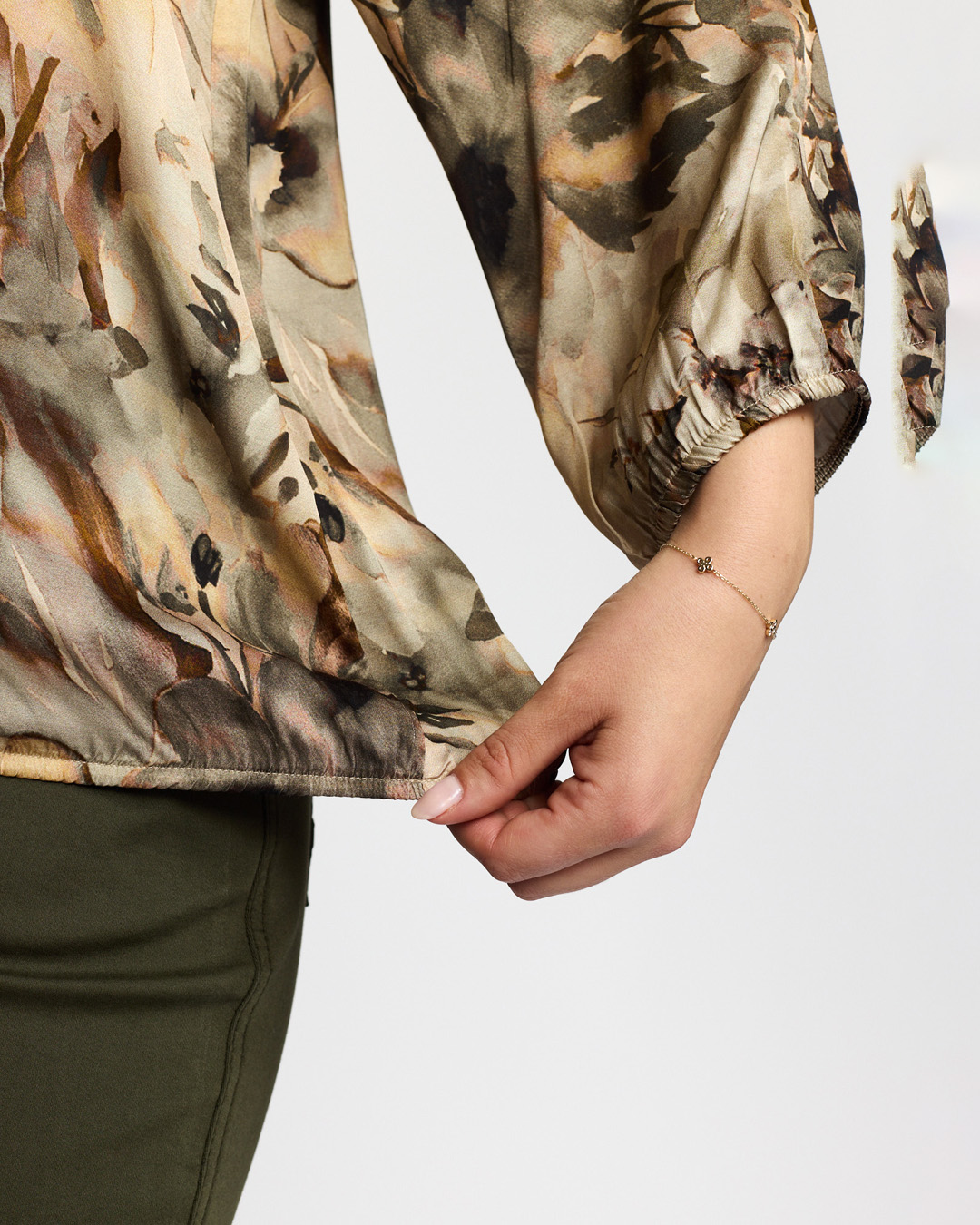 Blus Joan v-ringad blommig beige/brun - 3