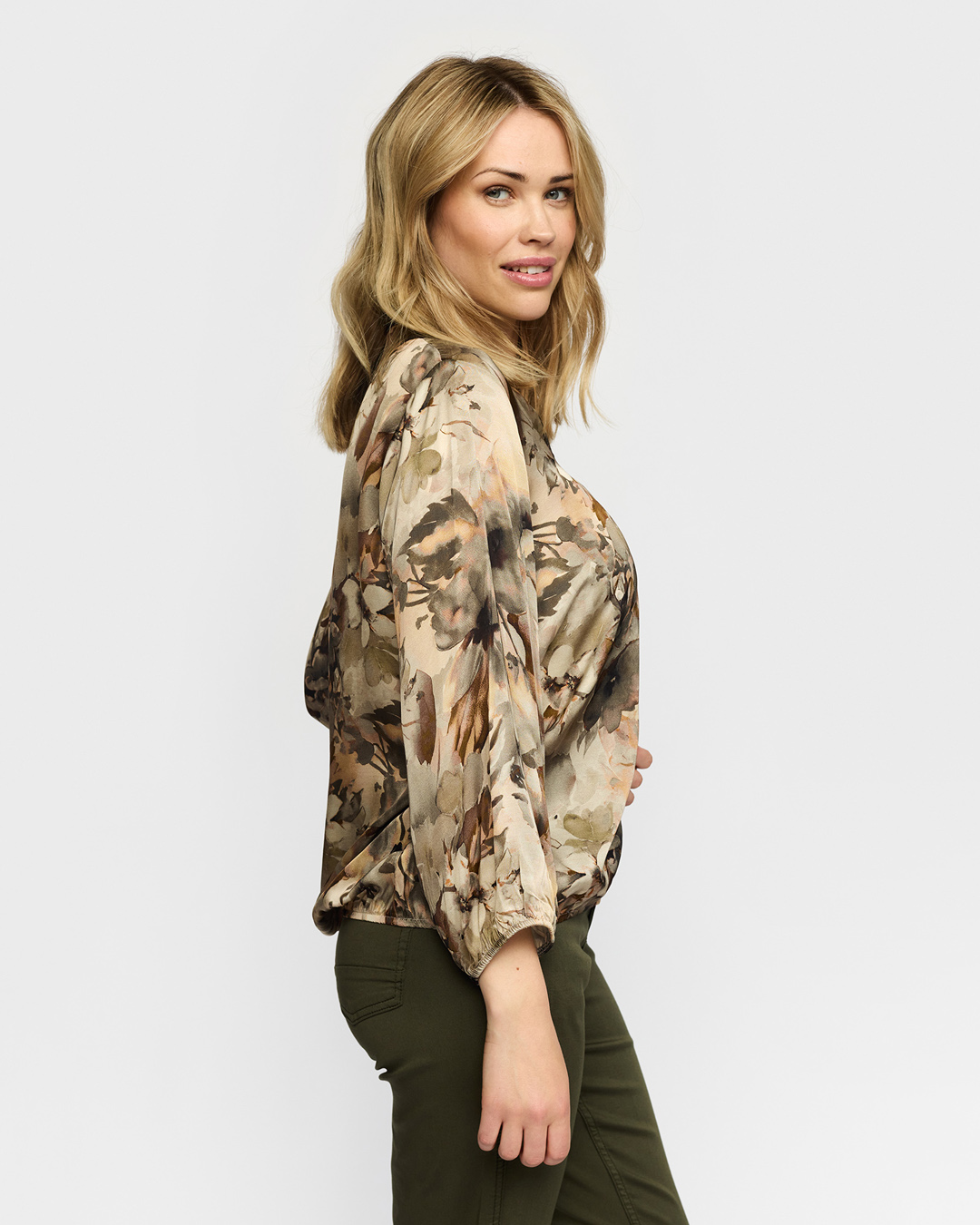 Blus Joan v-ringad blommig beige/brun - 4
