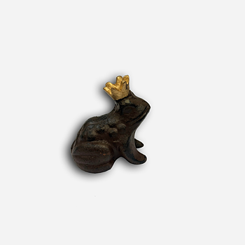 GRODA i GJUTJÄRN SITTANDE M GULDKRONA, H: 5,5cm 