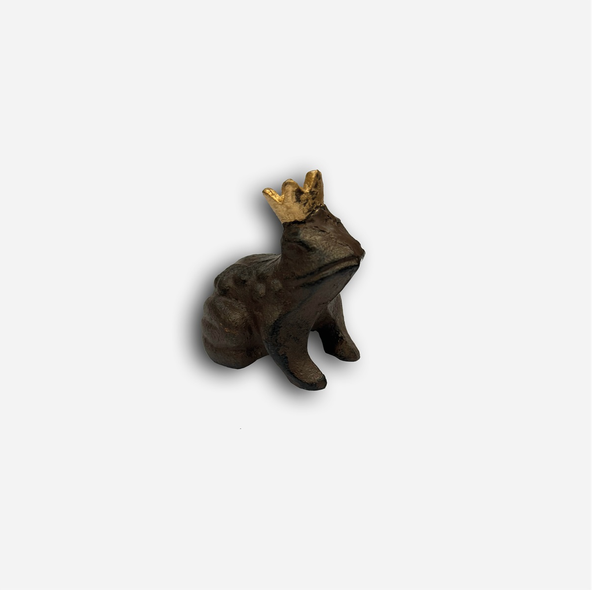 GRODA i GJUTJÄRN SITTANDE M GULDKRONA, H: 5,5cm 