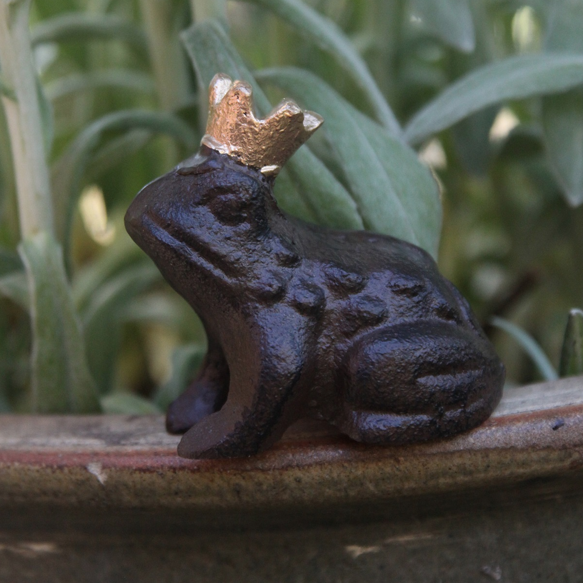 GRODA i GJUTJÄRN SITTANDE M GULDKRONA, H: 5,5cm  - 3