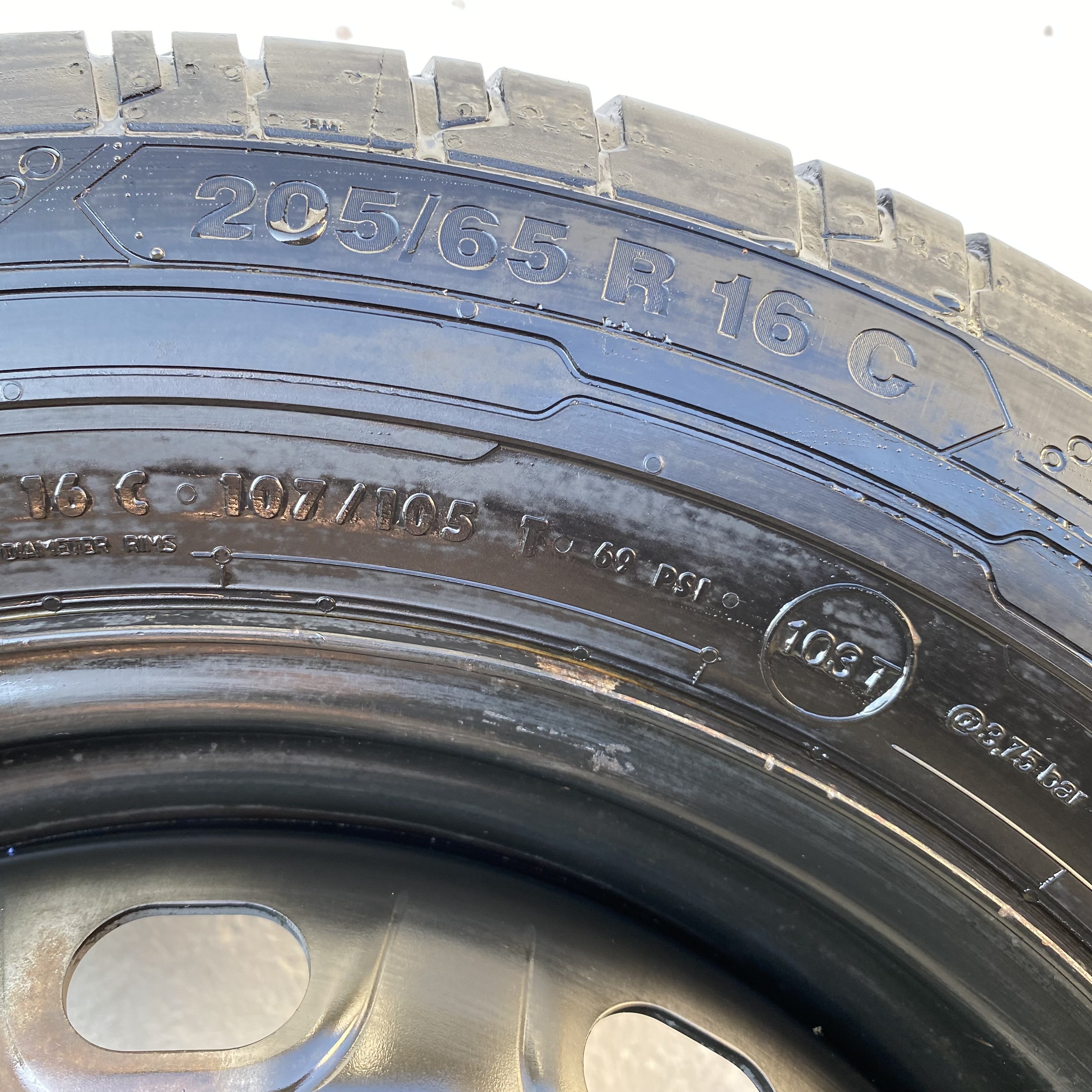 Kompletta Sommarhjul | 16" OPEL VIVARO | 5x114.3 6x16 ET50 66.1 + 2 st 205/65 R16C 107/105T Continental ContiVanContact 200 | V38-2021 | 8.4mm | 7.8mm + 2 st 205/65 R16C 107/105T Bridgestone Duravis R660 Eco | V40-2022 | 6.6mm | 5.8m - 8