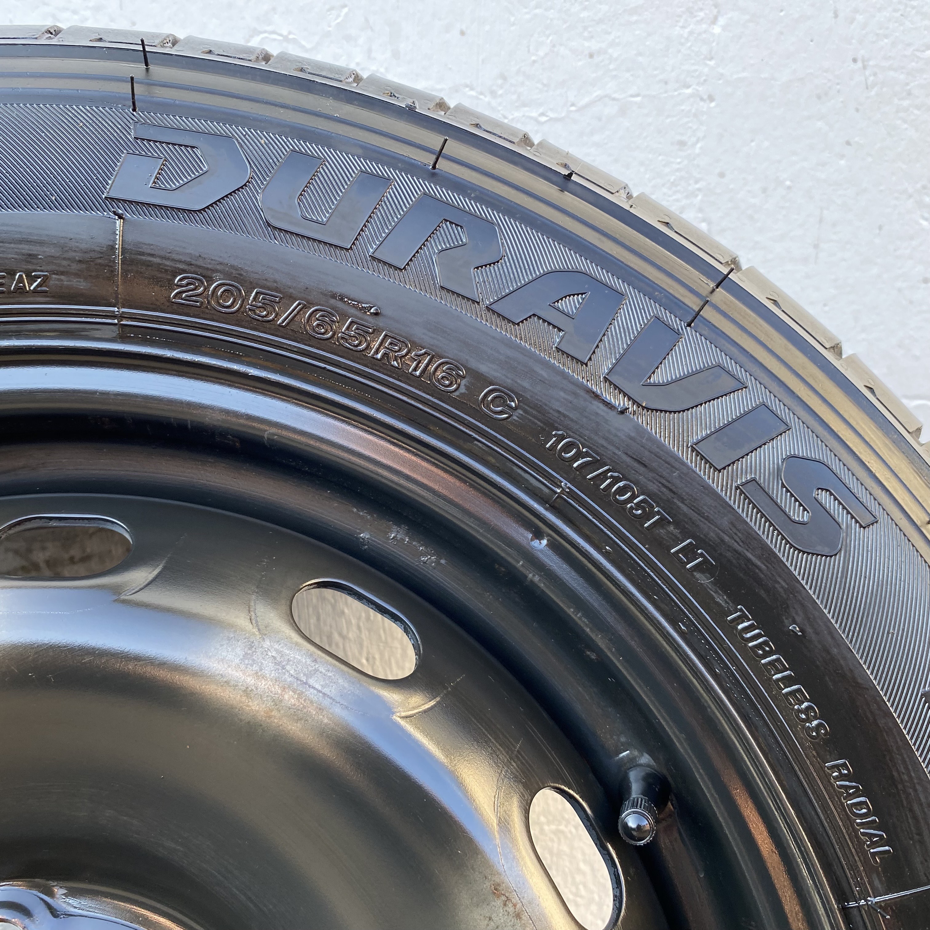 Kompletta Sommarhjul | 16" OPEL VIVARO | 5x114.3 6x16 ET50 66.1 + 2 st 205/65 R16C 107/105T Continental ContiVanContact 200 | V38-2021 | 8.4mm | 7.8mm + 2 st 205/65 R16C 107/105T Bridgestone Duravis R660 Eco | V40-2022 | 6.6mm | 5.8m - 12