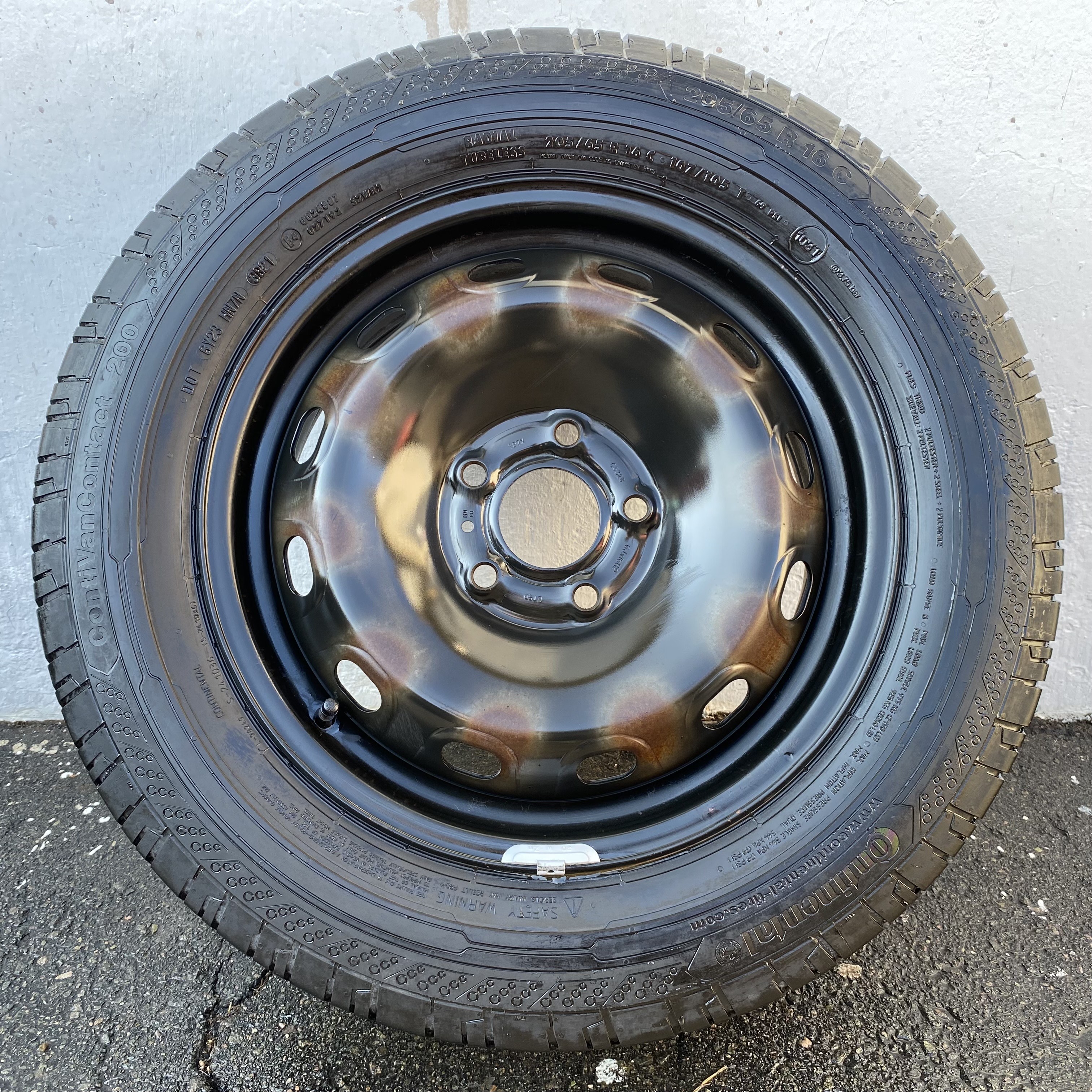 Kompletta Sommarhjul | 16" OPEL VIVARO | 5x114.3 6x16 ET50 66.1 + 2 st 205/65 R16C 107/105T Continental ContiVanContact 200 | V38-2021 | 8.4mm | 7.8mm + 2 st 205/65 R16C 107/105T Bridgestone Duravis R660 Eco | V40-2022 | 6.6mm | 5.8m - 6