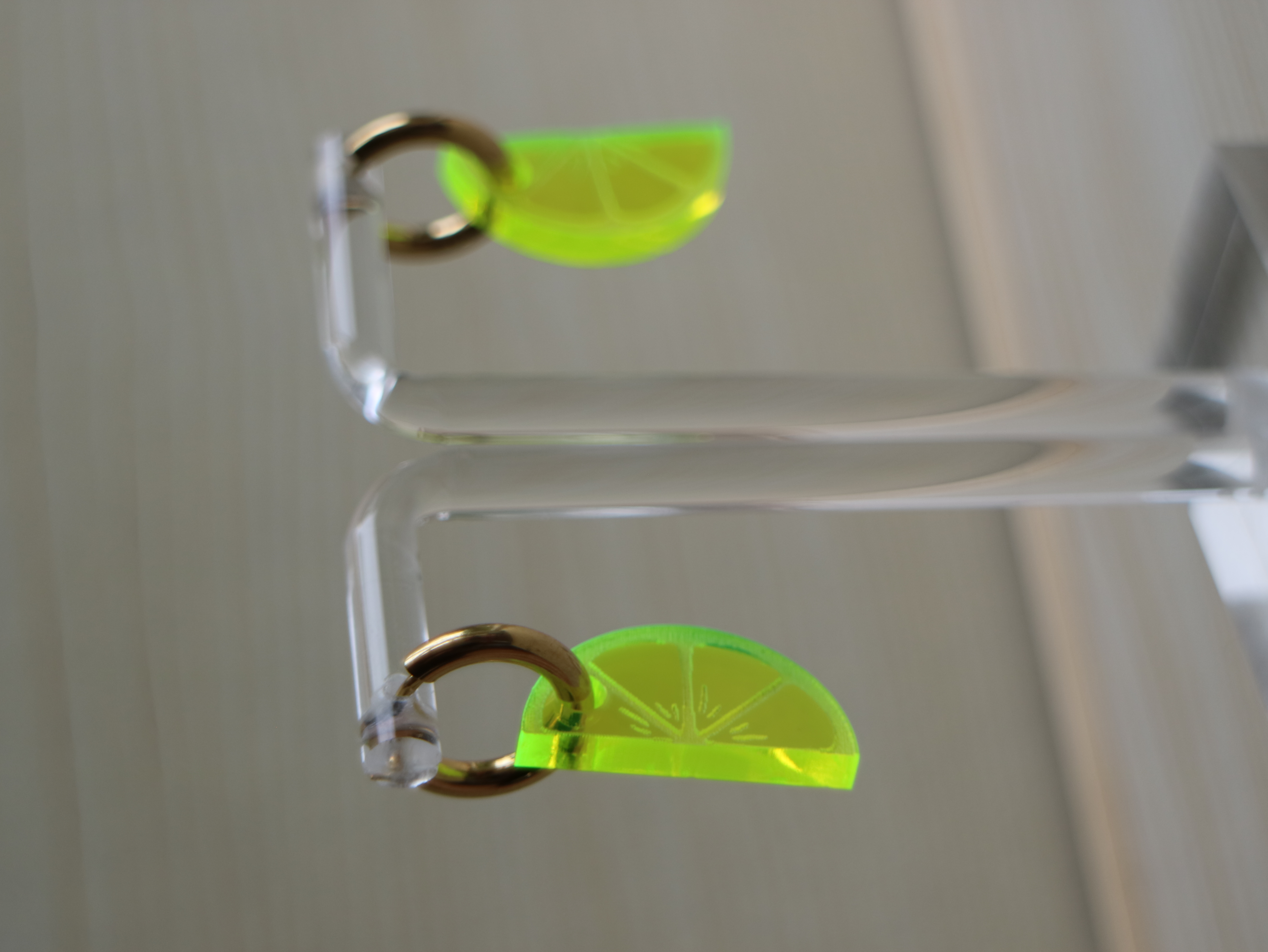 Citrusklyfta neongul hängen