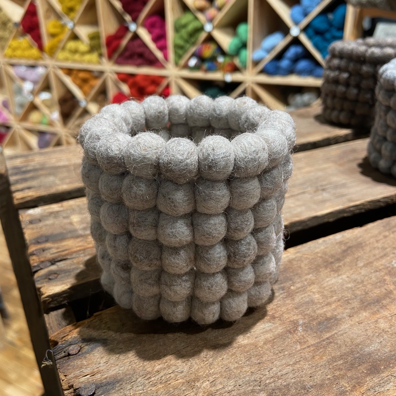 Mini Kruka / Behållare av Ullbollar i mixade ofärgade bollar - 20