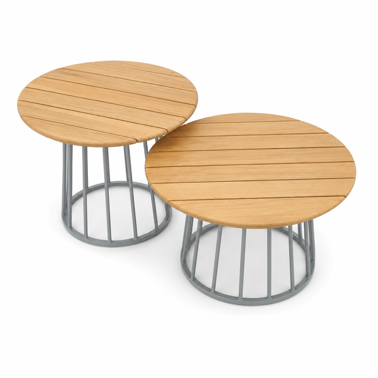 Isac parbord i khaki och teak framför loungegrupp på uteplats