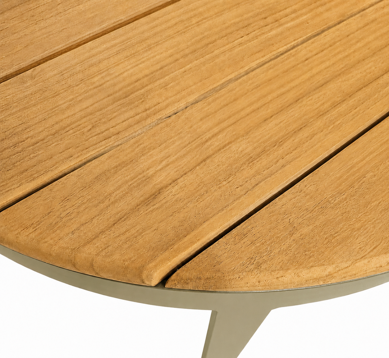 Detalj av khakifärgad stomme och bordsskiva i teak på Baza parbord