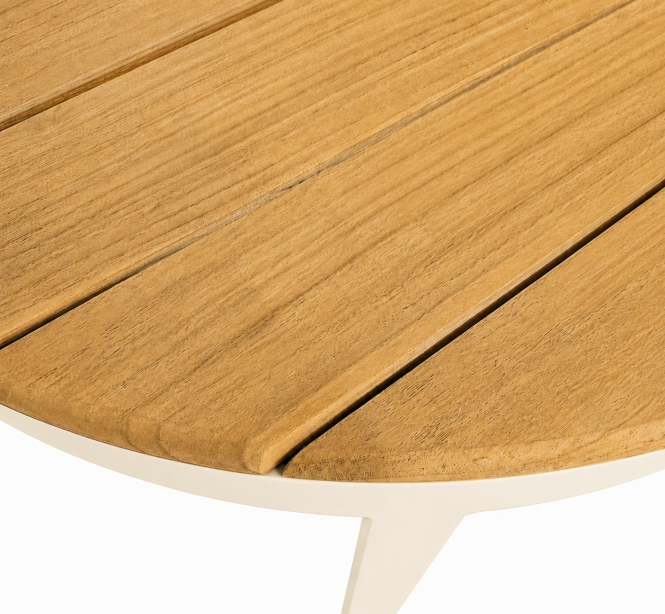 Detalj av äggskalsvitt underrede och bordsskiva i teak på Baza parbord