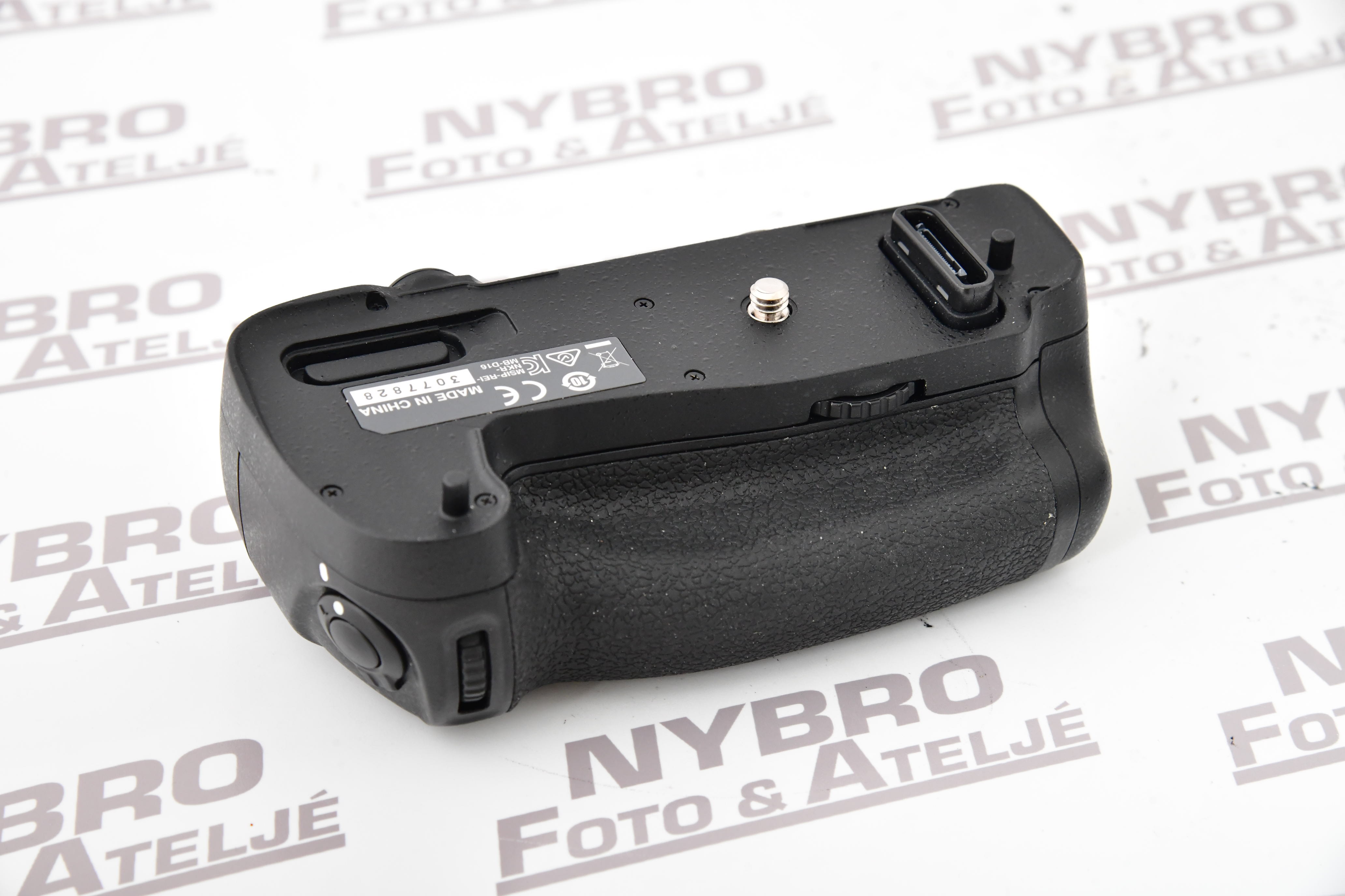 Nikon MB-D16
