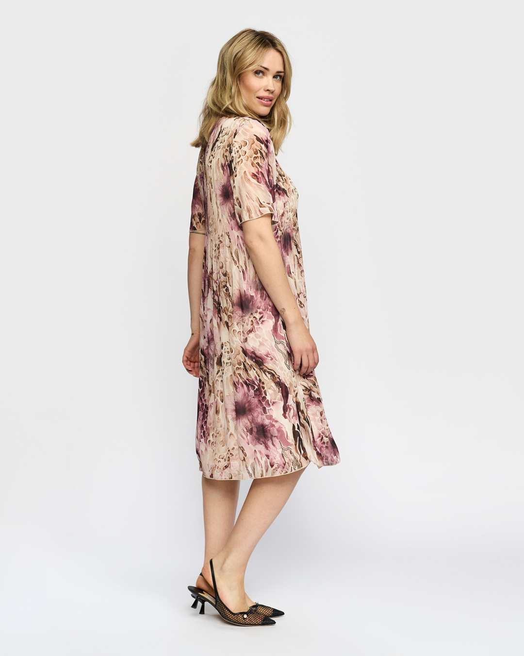 Klänning Alma plisserad mönstrad rosa/brun/beige - 4