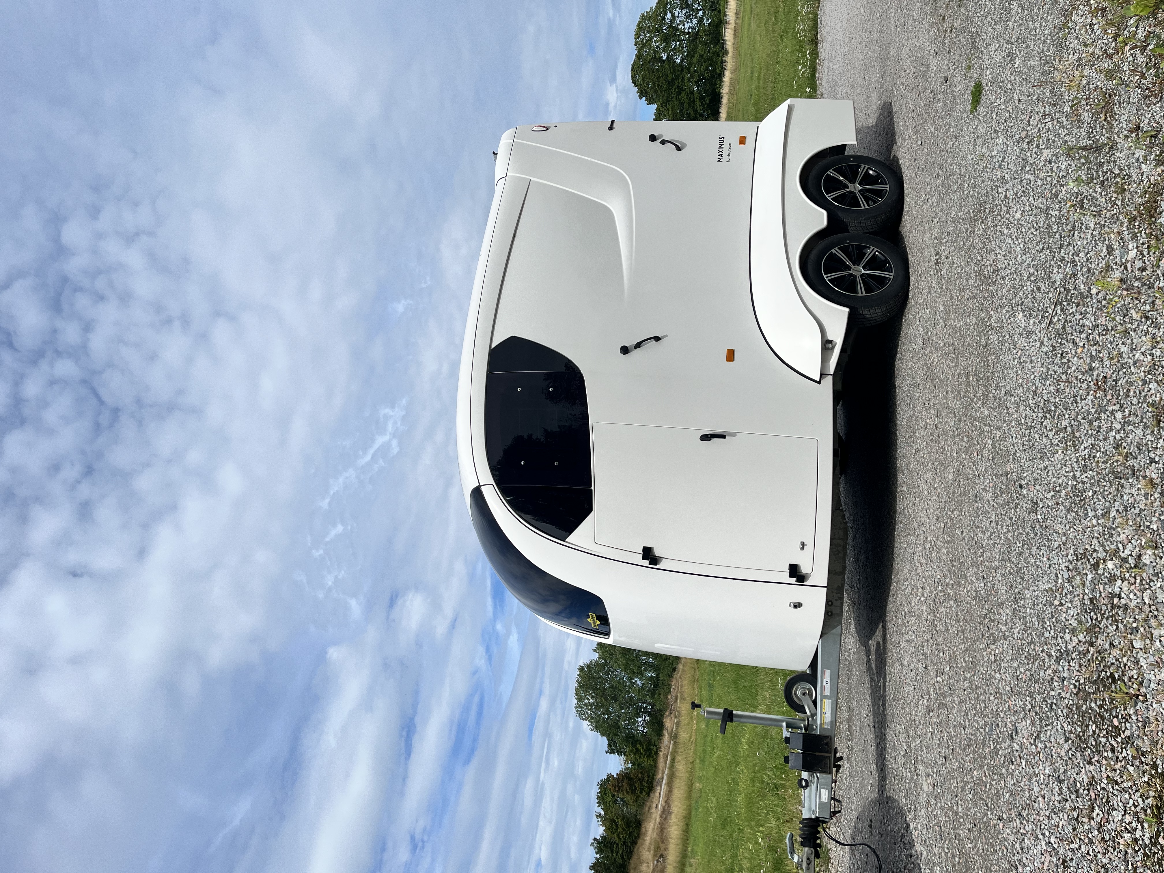 Hästtransport HUMBAUR MAXIMUS II S 2022 (PRISSÄNKT) (FRI frakt)