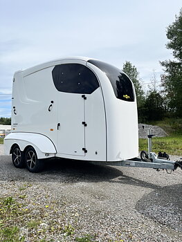 Hästtransport HUMBAUR MAXIMUS II S 2022 (PRISSÄNKT) (FRI frakt)