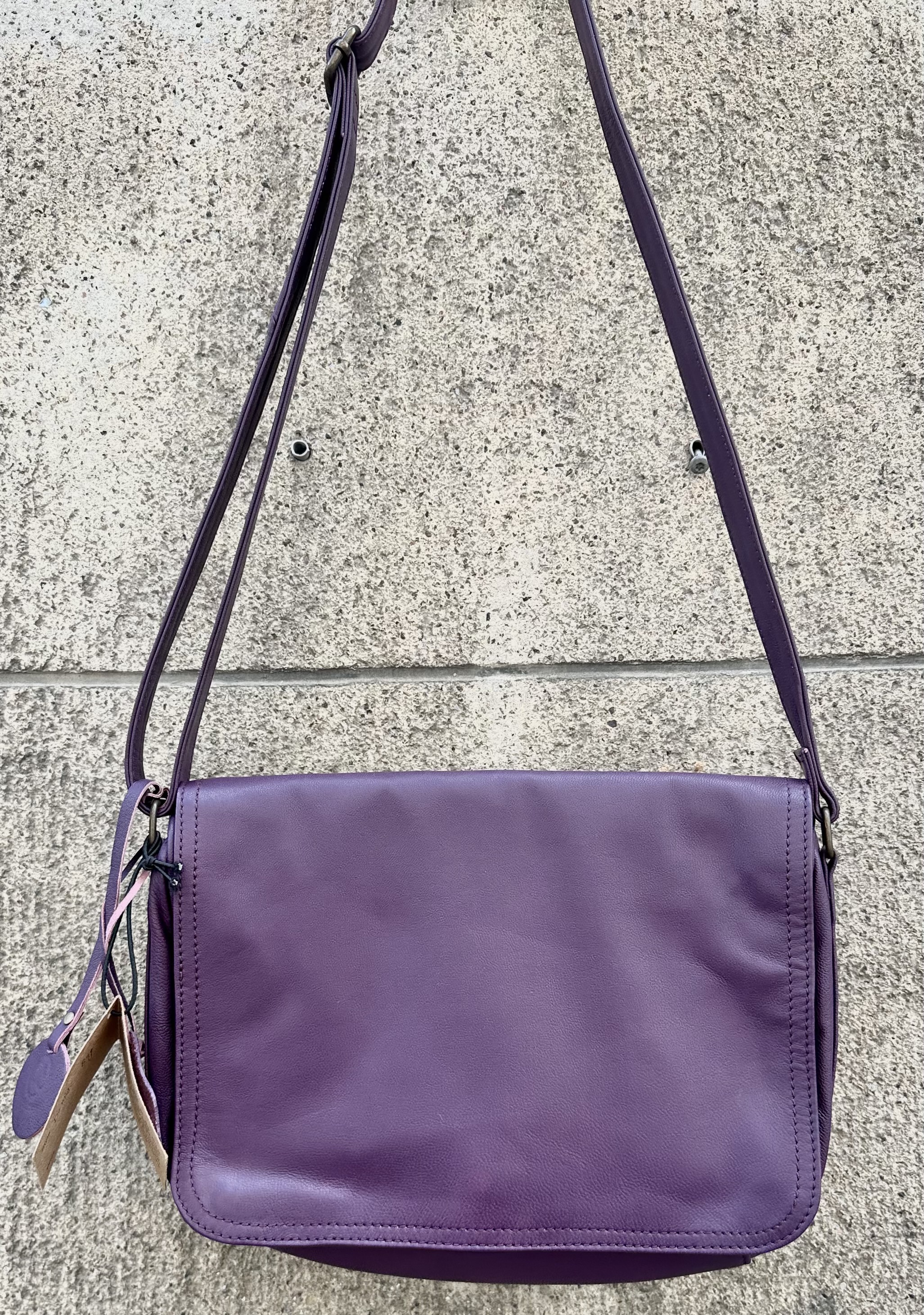 Skinnväskan Denise från Odi Lynch, purple
