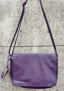 Skinnväskan Denise från Odi Lynch, purple
