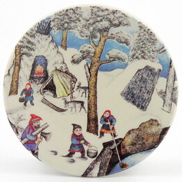アンドレアス・アラリエスト  Lappiシリーズ  陶板 「水汲み」12cm  1990年