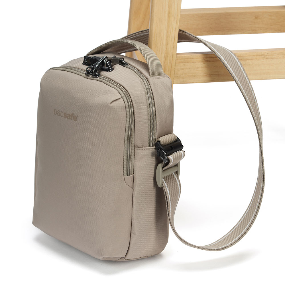 Stöldsäker axelremsväska - PACSAFE V Tour Crossbody Beige - 9