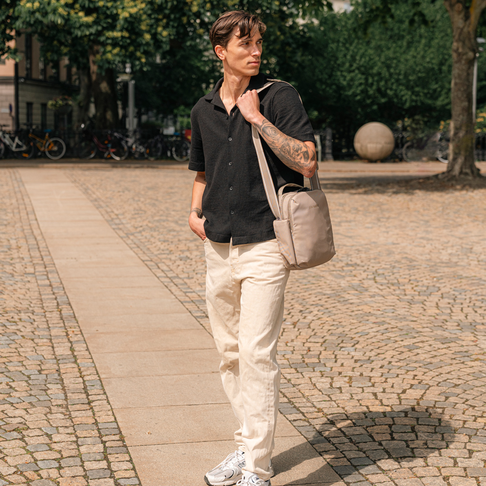 Stöldsäker axelremsväska - PACSAFE V Tour Crossbody Beige - 3