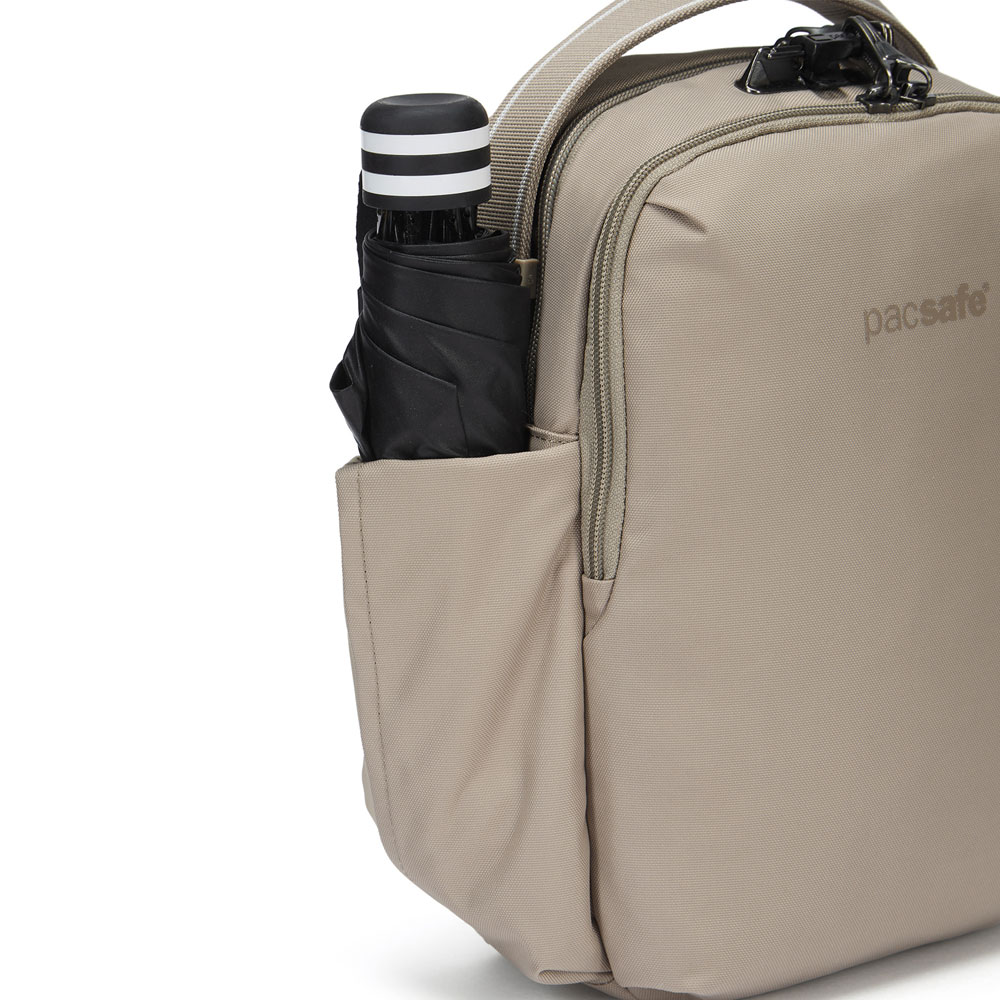 Stöldsäker axelremsväska - PACSAFE V Tour Crossbody Beige - 6