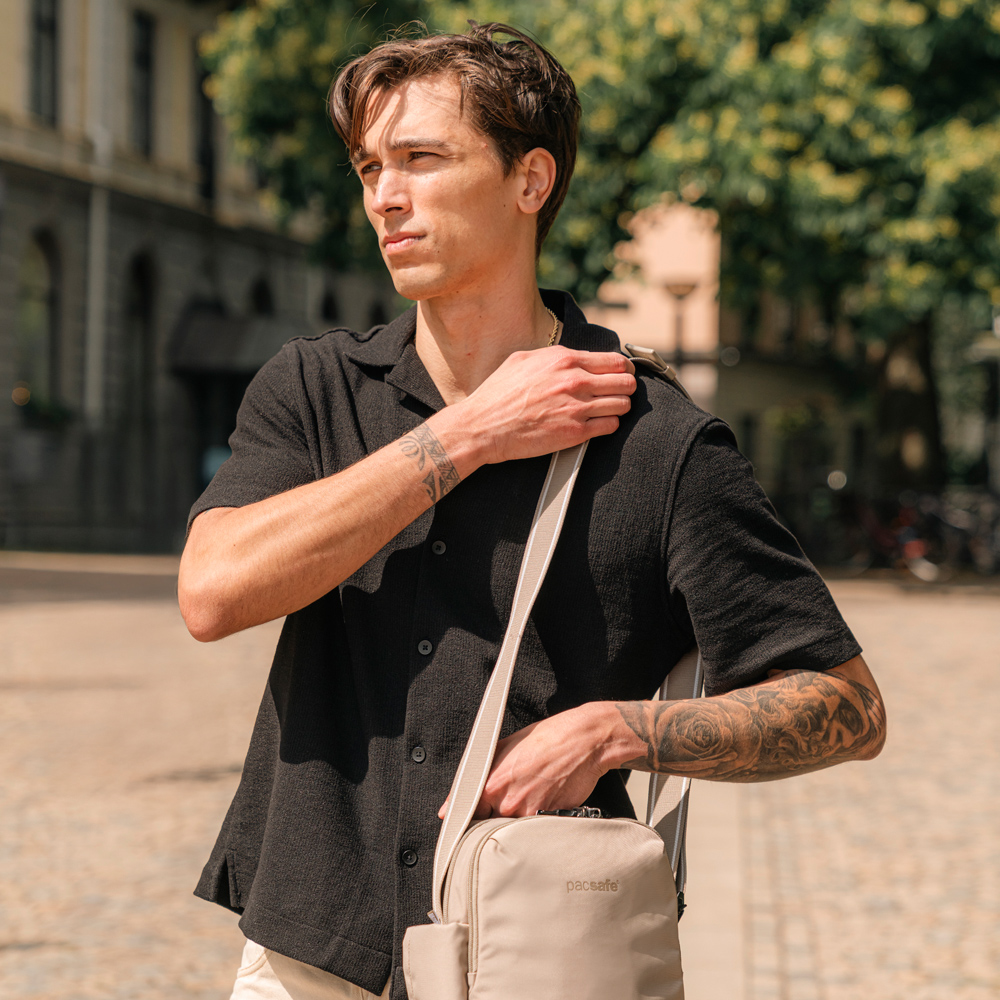 Stöldsäker axelremsväska - PACSAFE V Tour Crossbody Beige - 4