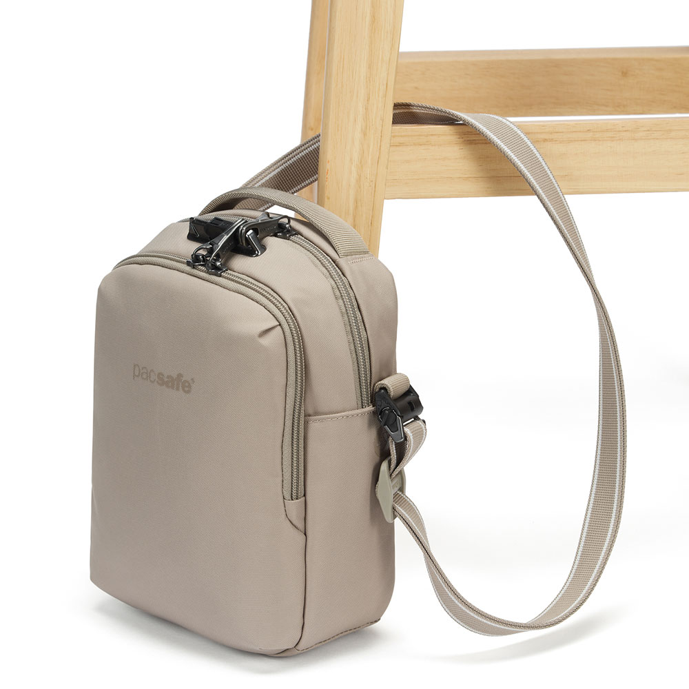 Stöldsäker axelremsväska - PACSAFE V Companion Crossbody Beige - 8