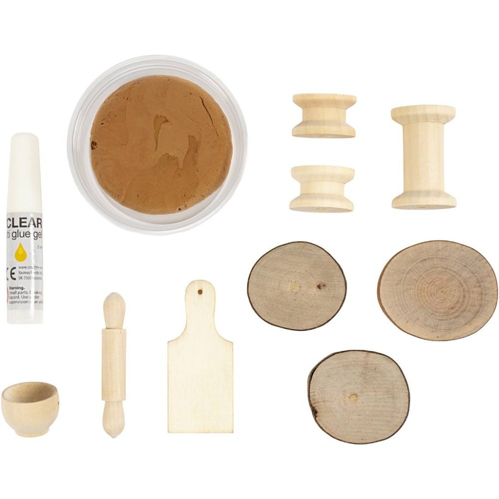 Innehåll i Mini DIY-kit med Silk Clay, kavlar, skärbräda, trädetaljer och lim till nissedörr.