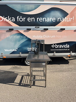 Rostfri bänk med blandare och förspolningsdusch.