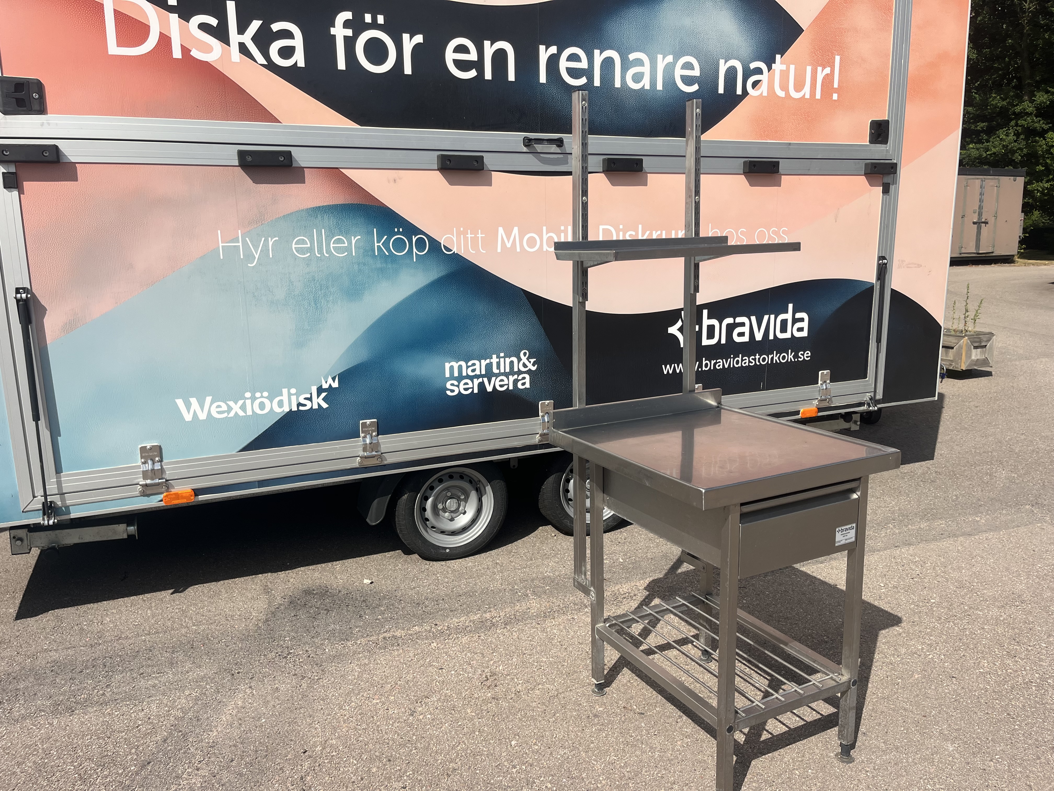 Rostfri bänk med överhylla på ståndare - 2